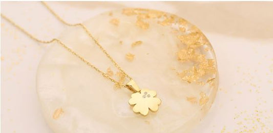 Das perfekte Accessoire: Goldenes Kreuz mit Kette
