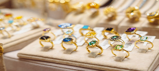 Goldene Ringe mit Stein – Eleganz und Glanz für jeden Anlass