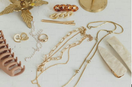 Christlicher Schmuck: Stilvolle Präsentation von Glaubenssymbolen