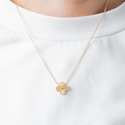 Die Clover Kette – Symbol für Glück und Stil.
