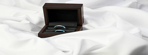 Zeitlose Liebe: Eheringe von Schwarz im Porträt
