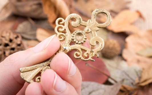 Messing-Schmuck: Eleganz mit Stil und einer Eindruck von Vintage