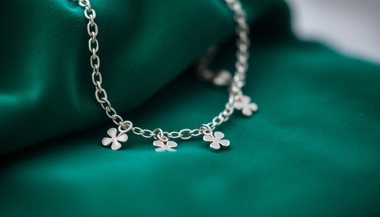 Entdecke den Zauber des Kleblattarmbands bei BestJeweleryDE