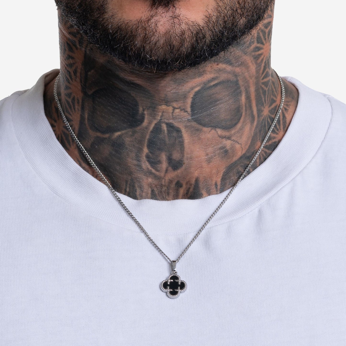 clover medaillon black