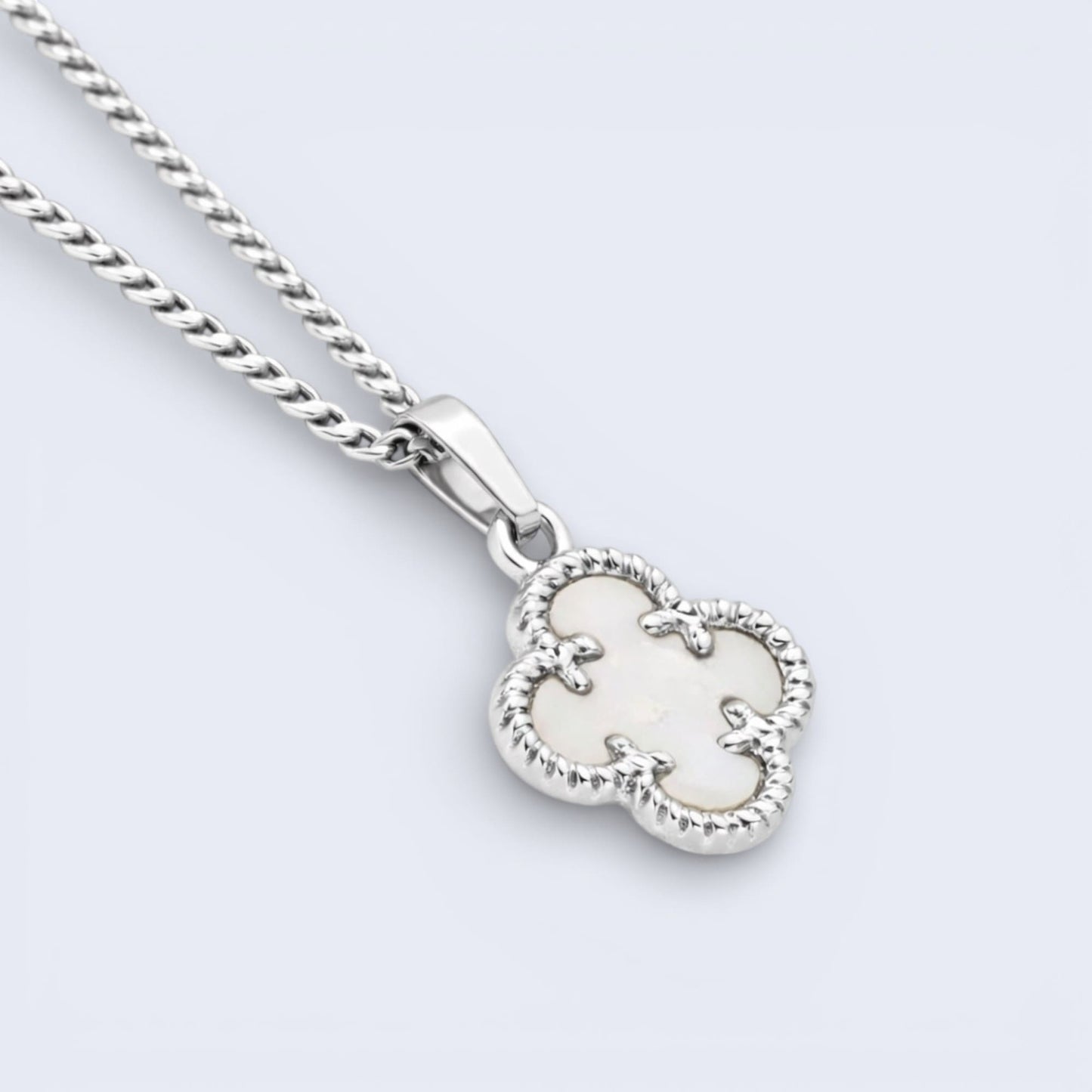 clover medaillon weiß